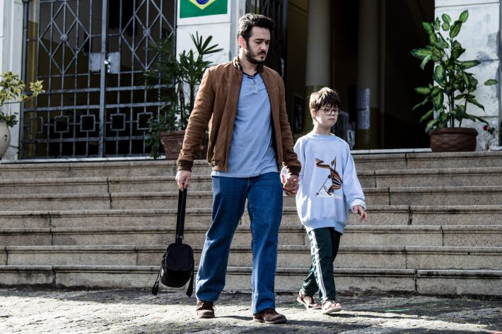 Marcos Veras interpreta Roberto, um pai que sofre por não aceitar condição do filho