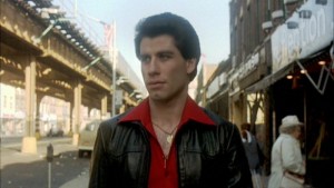 John Travolta como Tony Manero, dublado por Mário Jorge nos anos 1980