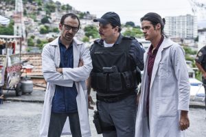 Capitão Botelho (Thelmo Fernandes) ameaça os médicos vividos por Julio Andrade e Álamo Facó em 