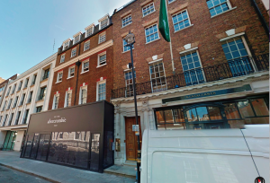 O prédio no número 3 da Savile Row, no centro de Londres, com a fachada da época dos Beatles e, acima, em foto tirada em maio do ano passado.