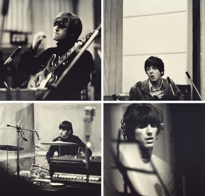 John, Paul, Ringo e George em estúdio, durante as gravações de Revolver, em 1966.