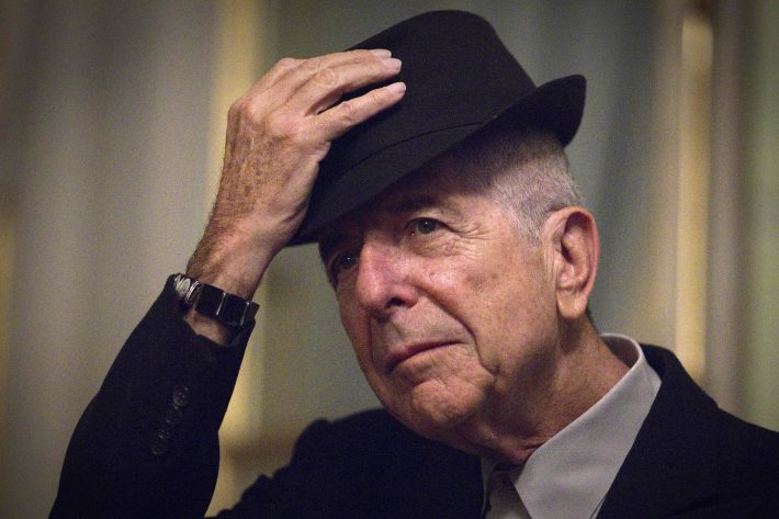 (FILES) This file photo taken on January 16, 2012 shows Canadian singer and poet Leonard Cohen takes off his hat to salute in Paris. Leonard Cohen, the storied musician and poet hailed as one of the most visionary artists of his generation, has died at age 82, his publicist announced on November 10, 2016. / AFP PHOTO / JOEL SAGET