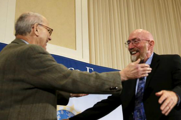 Dr. Weiss (e) e Dr. Thorne - Foto: Gary Cameron/Reuters