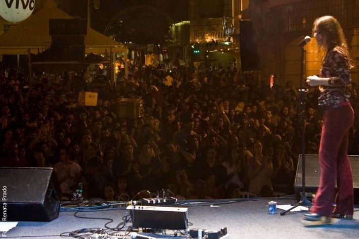 Banda se apresentou na feira do livro de Ribeirão Preto em 2009; na foto, a vocalista Gisele Zordão