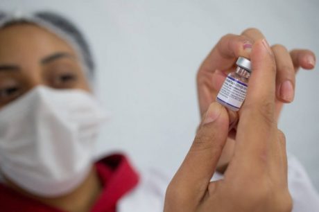 Enfermeira segura vacina da Pfizer contra a covid-19. Foto: TIAGO QUEIROZ / ESTADÃO 20/10/2021