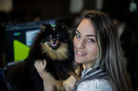 Ana Luísa Campelo em seu local de trabalho com a cadela Gamora. Foto: Felipe Rau