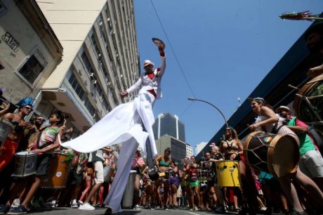 Folião usando pernas de pau e fantasiado de malandro desfila pelo Centro do Rio no bloco A Banda. Foto: Wilton Junior /Estadão
