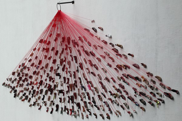 Instalação de Chiharu Shiota