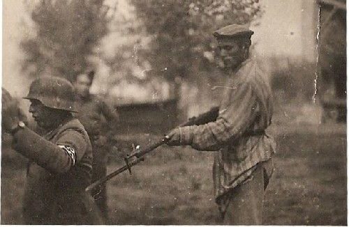 Um judeu libertado do campo de concentração por um batalhão de homens armados rende seu antigo algoz nazi.