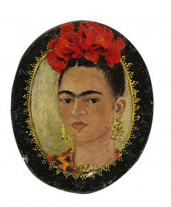 02LeiLatinaMaio2011 - NY - 24/05/11 - CADERNO 2 - Autorretrato em miniatura da pintora mexicana Frida Kahlo (1910-1954); v=leo sobre folha de metal de 1946 (5 x 4,2 cm), assinado 