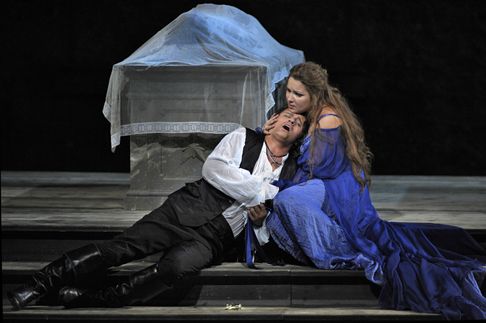 Beczala e Netrebko na cena final da ópera/ Foto de Hermann, Clärchen & Matthias Baus/Divulgação