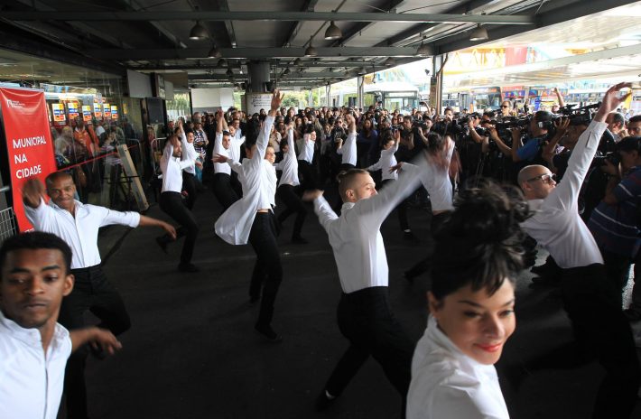 Bailarinos da Balé da Cidade durante apresentação no Terminal Parque Dom Pedro/Werther Santana/Estadão