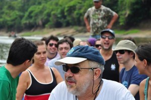 Na foto, em primeiro plano, o Amílcar. Estávamos num barco na Amazônia. Felizes