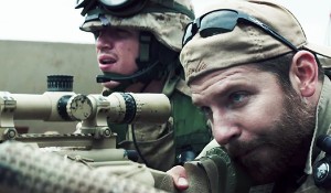 Bradley Cooper como o atirador de elite Chris Kyle