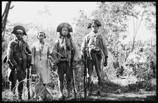 Maria Bonita e Lampião entre outros cangaceiros, foto de Benjamim Abrahão, 1936