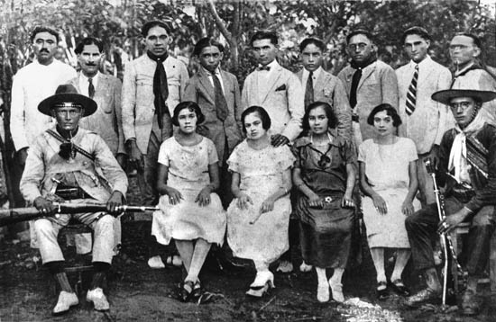 A família de Lampião em foto de gala , reunidos em Juazeiro. Antônio sentado à esquerda e Lampião sentado à direita. Foto de Lauro Cabral de Oliveira, 1927