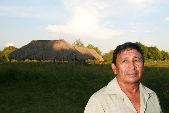  O coordenador pedagógico Luciano Peres Bonifácio, índio macuxi, no território Indígena Raposa Serra do Sol, Pacaraima/RR, 2008