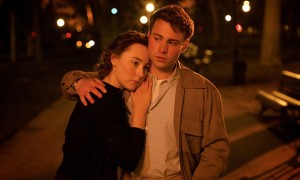 Saoirse Ronan no abraço de Emory Cohen em "Brooklyn": o quindim do Oscar 2016