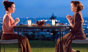 Lily Collins e Annette Bening em cena do novo filme (ainda sem título) de Warren Beatty sobre Howard Hughes 