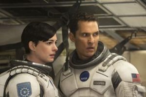 Um esboço de amor brota da missão entre os astronautas Anne Hathaway e Matthew McConaughey em 