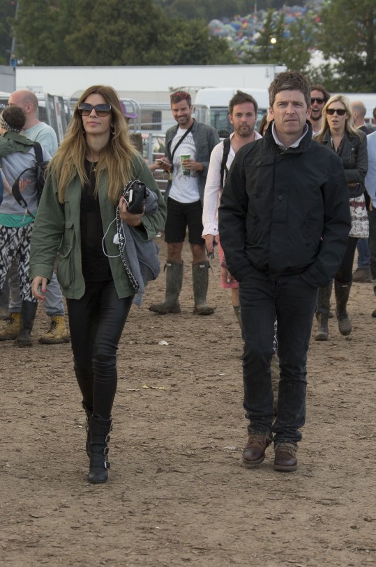 Sara MacDonald e Noel Gallagher nos bastidores do festival de Glastonbury, em 2014 (Foto: Joel Ryan/Invision/AP)