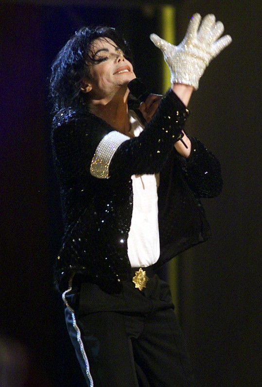 Michael Jackson e uma de suas luvas brancas, em um show no Madison Square Garden, em NY, em setembro de 2001. (Foto: ETH A. KEISER/AFP)