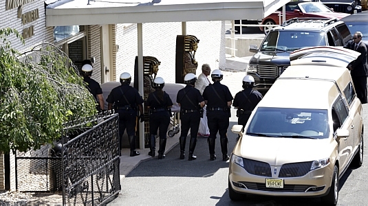 Filha de Whitney Houston é enterrada ao lado da cantora em Nova Jersey