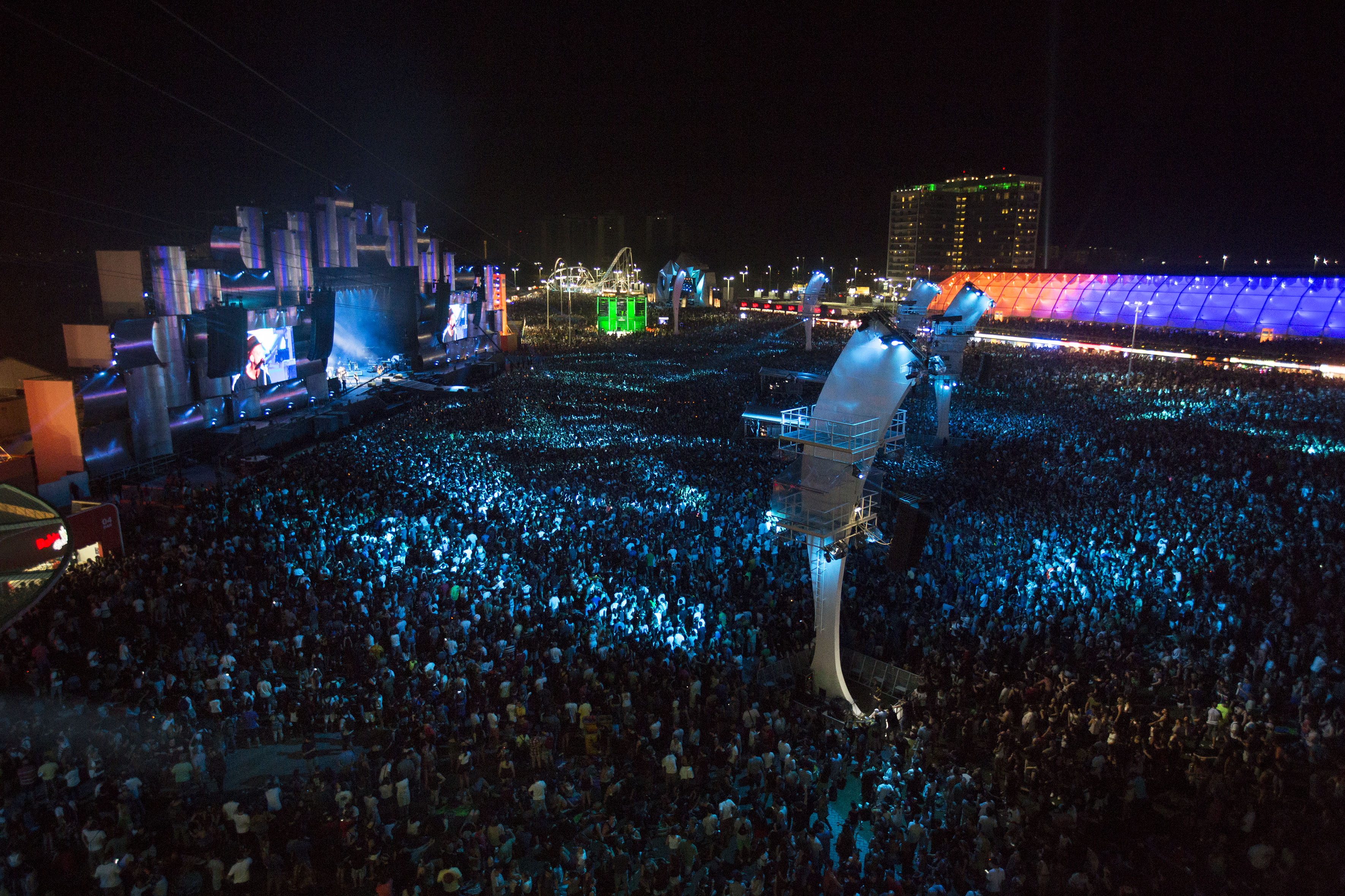 Fans listen to OneRepublic at the Rock in Rio music festival in Rio de Janeiro, Brazil, Friday, Sept. 18, 2015. (AP Photo/Felipe Dana)