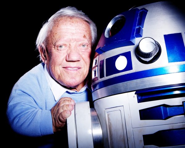 O ator britânico Kenny Baker, que interpretou o robô R2-D2 em seis dos filmes da franquia Star Wars (Foto Divulgação)