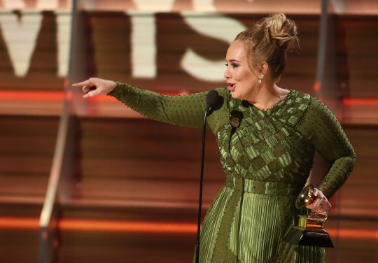 Adele dedica prêmio a Beyoncé no Grammy 2017. Foto: REUTERS/Lucy Nicholson