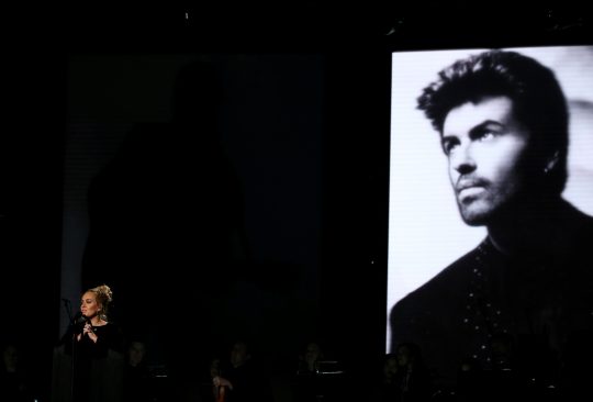 Adele homenageia George Michael no Grammy 2017. Foto: Lucy Nicholson