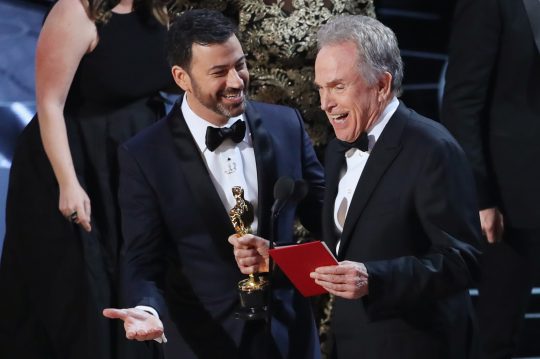 Jimmy Kimmel, anfitrião da noite, aparece para ajudar Warren Beatty após confusão no Oscar 2017. Foto: REUTERS/Lucy Nicholson 
