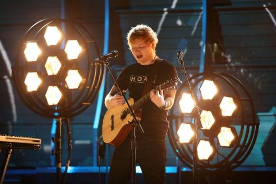 Ed Sheeran em apresentação no Grammy Awards 2017. Foto: REUTERS/Lucy Nicholson