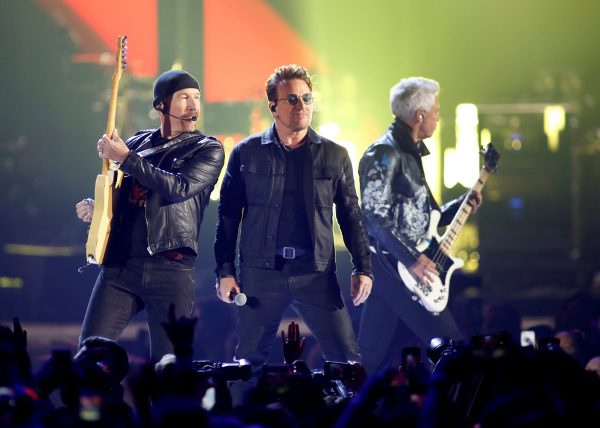 A banda U2 - Bono, The Edge, Adam Clayton (foto: Steve Marcus)