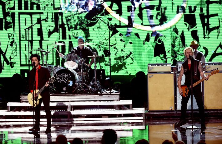 LOS ANGELES, CA - NOVEMBER 20: (L-R) Musicians Billie Joe Armstrong, Tre Cool and Mike Dirnt of Green Day perform onstage during the 2016 American Music Awards at Microsoft Theater on November 20, 2016 in Los Angeles, California. Kevin Winter/Getty Images/AFP == FOR NEWSPAPERS, INTERNET, TELCOS & TELEVISION USE ONLY ==