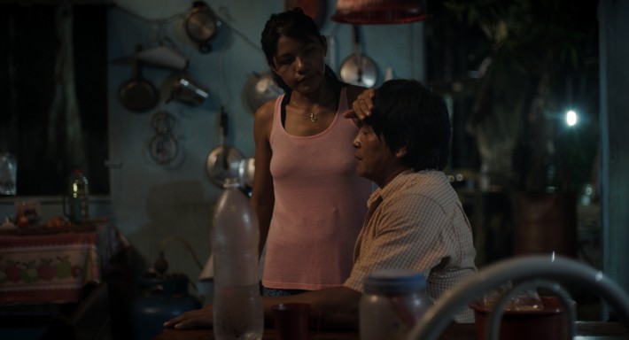 Cena do filme 'A Febre', de Maya Da-Rin, com Regis Myrupu e Rosa Peixoto (foto Tamanduá Vermelho)