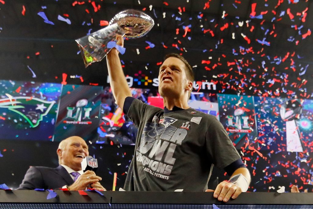 Tom Brady ergue a taça após vencer o Super Bowl | Foto: AFP
