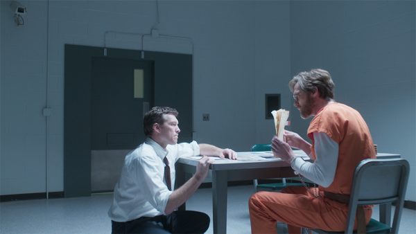Sam Worthington e Paul Bettany em cena da série 'Manhunt: Unabomber' (foto: Netflix)