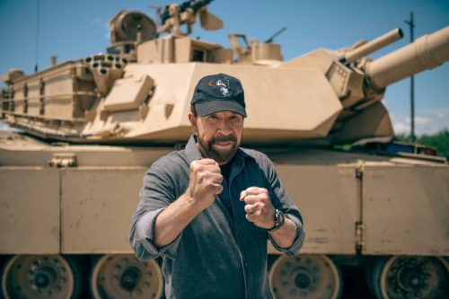 Chuck Norris e Veículos Militares (foto History)