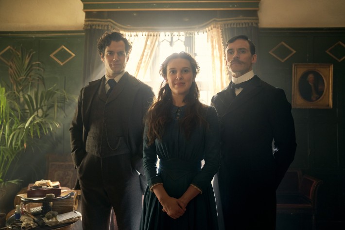 Os irmãos Sherlock (Henry Cavill), Mycroft (Sam Claflin) e Enola Holmes (foto Robert Viglaski/ Netflix)
