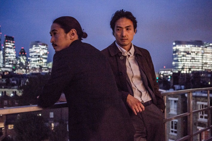 Os irmãos Yuto (Yosuke Kubozuka) e Kenzo (Takehiro Hira), na da série 'Giri / Haji' (foto Netflix)