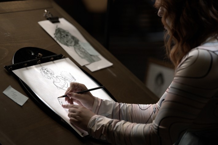 Samantha Vilfort desenha Mirabel, personagem da animação 'Encanto' (foto Richard Harbaugh Disney)