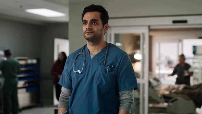 Hamza Haq é protagonista da série ‘Transplant: Uma Nova Vida’ (foto Globoplay)