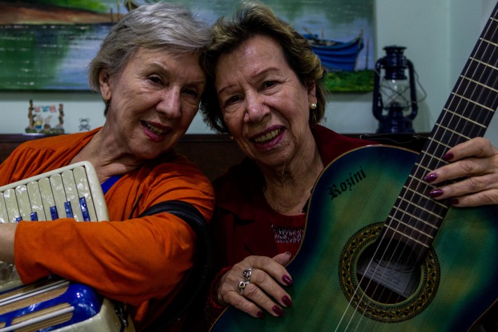 As irmãs Galvão em foto de 2017, quando completaram 70 anos de carreira (Foto: Rafael Arbex/Estadão)