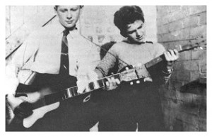 Em 1956, com seu professor de violão.