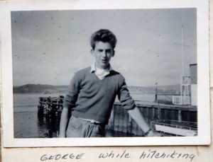 O jovem George em álbum de família, durante uma viagem de carona pela Inglaterra.