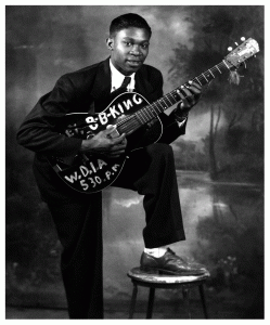 B.B. Kimg em foto de 1949, com seu violão Gibson L-30, a primeira Lucille.