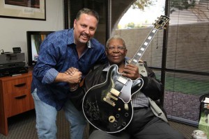 Reencontro com Lucille: Dahl devolve a B.B. King a guitarra que lhe havia sido roubada meses antes.