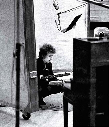 Bob Dylan no estúdio A da Columbia Records, em 1965, durante as gravações de Like a Rolling Stone.