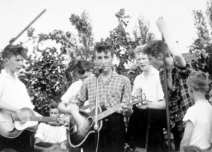 Os Quarrymen no dia 7 de julho de 1957, na carroceria de um caminhão e, depois, no jardim da St. Peter's Church. De camisa xadrez, o jovem John Lennon.